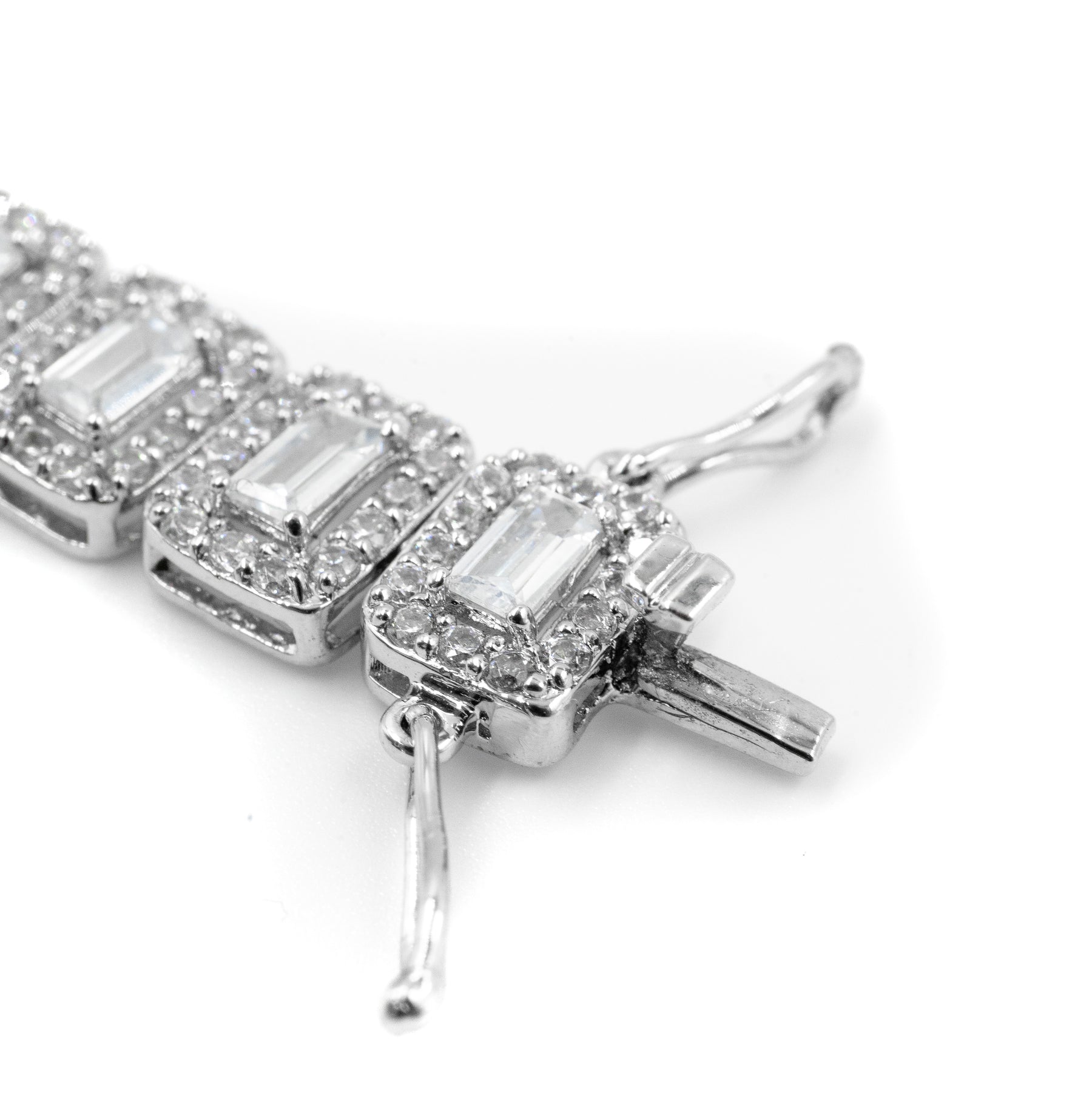 Close-up view of the secure lock mechanism on the Baguette Diamond Bracelet in 925 silver, showcasing its fine craftsmanship and durability, an essential feature for fine jewelry.