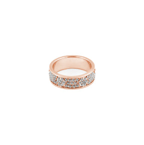 "Chic Round Cluster Diamond Ring in rose gold, combining a round cluster of radiant diamonds with a modern and sophisticated design."