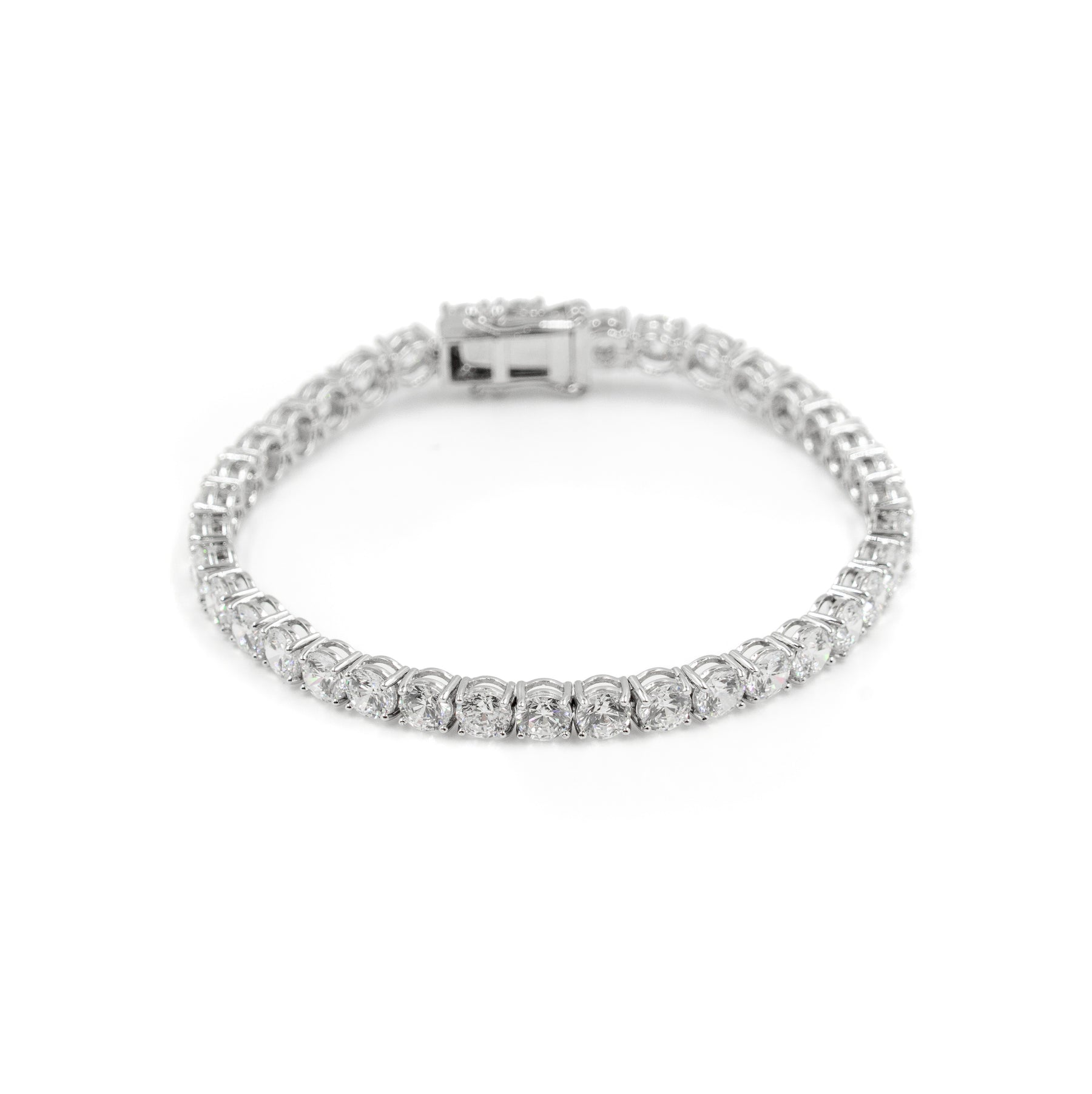 Elegant diamond tennis bracelet in silver metal, a fine jewelry piece perfect for hip-hop jewelry lovers. Premium design by Caretino for fashion enthusiasts in the UK, Ireland, Germany, and Canada.