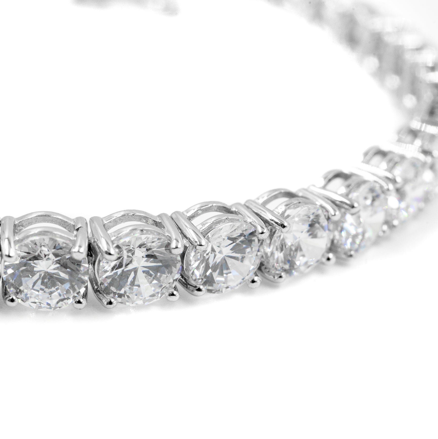 Close-up view of a diamond tennis bracelet in silver metal, showcasing fine jewelry details like diamond clarity and metal craftsmanship. Perfect for luxury jewelry lovers by Carat.Luxury.