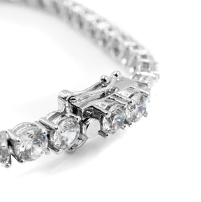 Close-up zoom view of the lock clasp side of a silver diamond tennis bracelet, highlighting fine jewelry craftsmanship and secure fastening. A luxurious piece by Carat.Luxury.