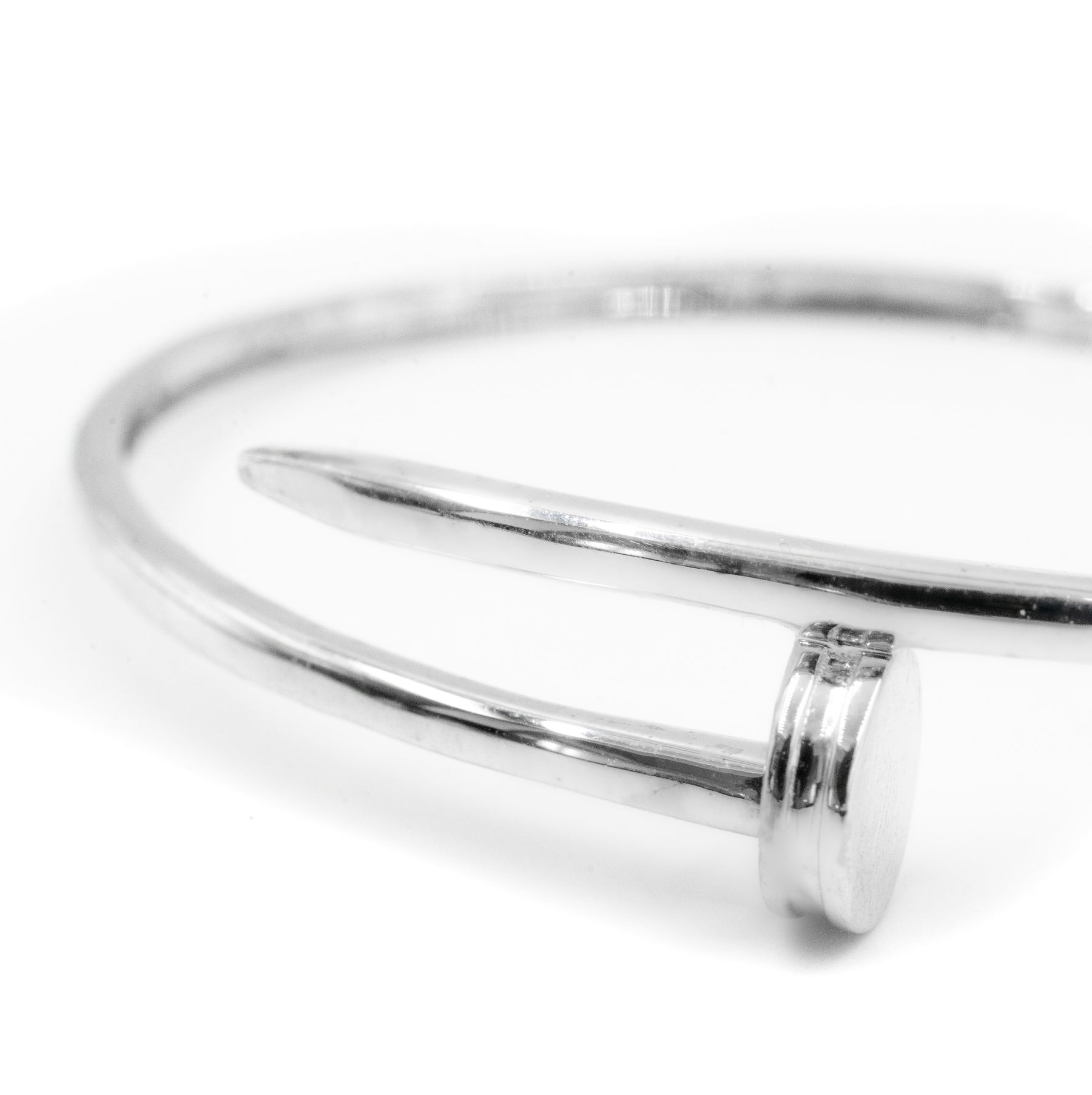 Close-up zoom view of a silver minimalist cuff bracelet, showcasing fine jewelry details and sleek design. Luxury accessory by Carat.Luxury.